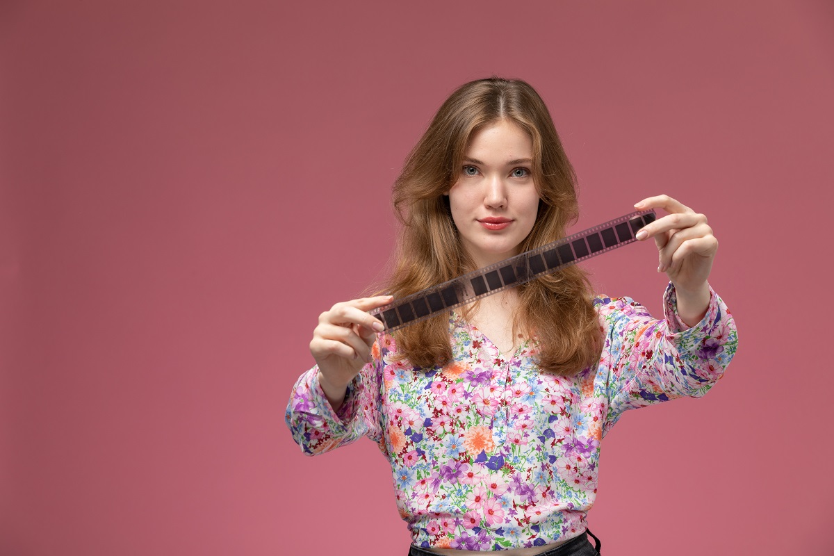 how to curl hair with a straightener for beginners