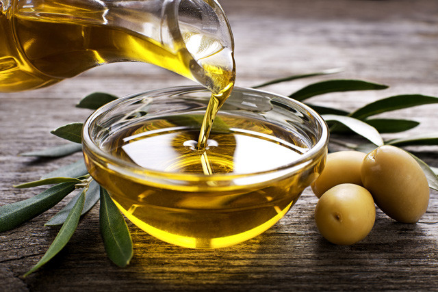 using olive oil as moisturizer on the face